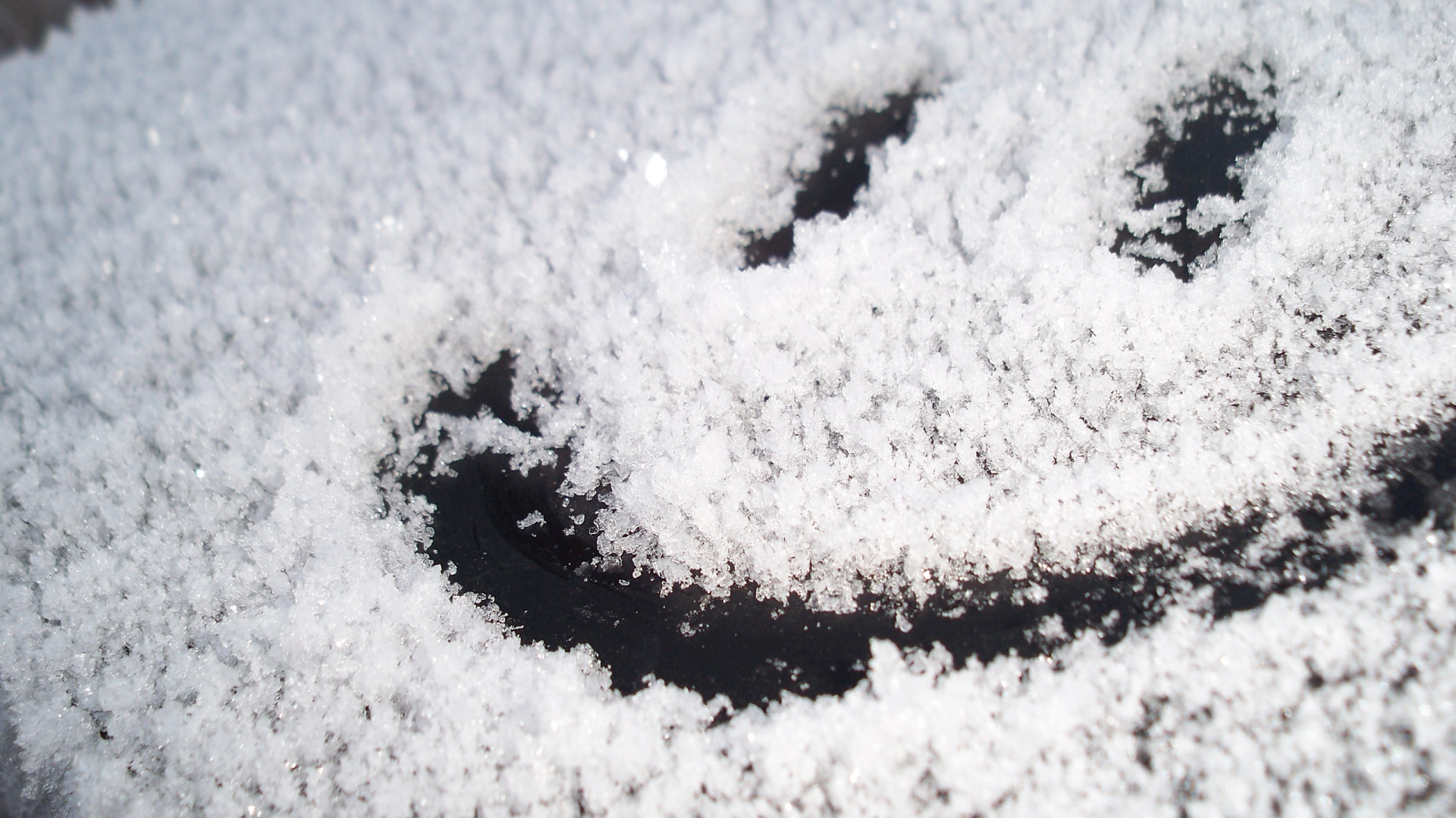 Смайлик на заснеженном стекле обои