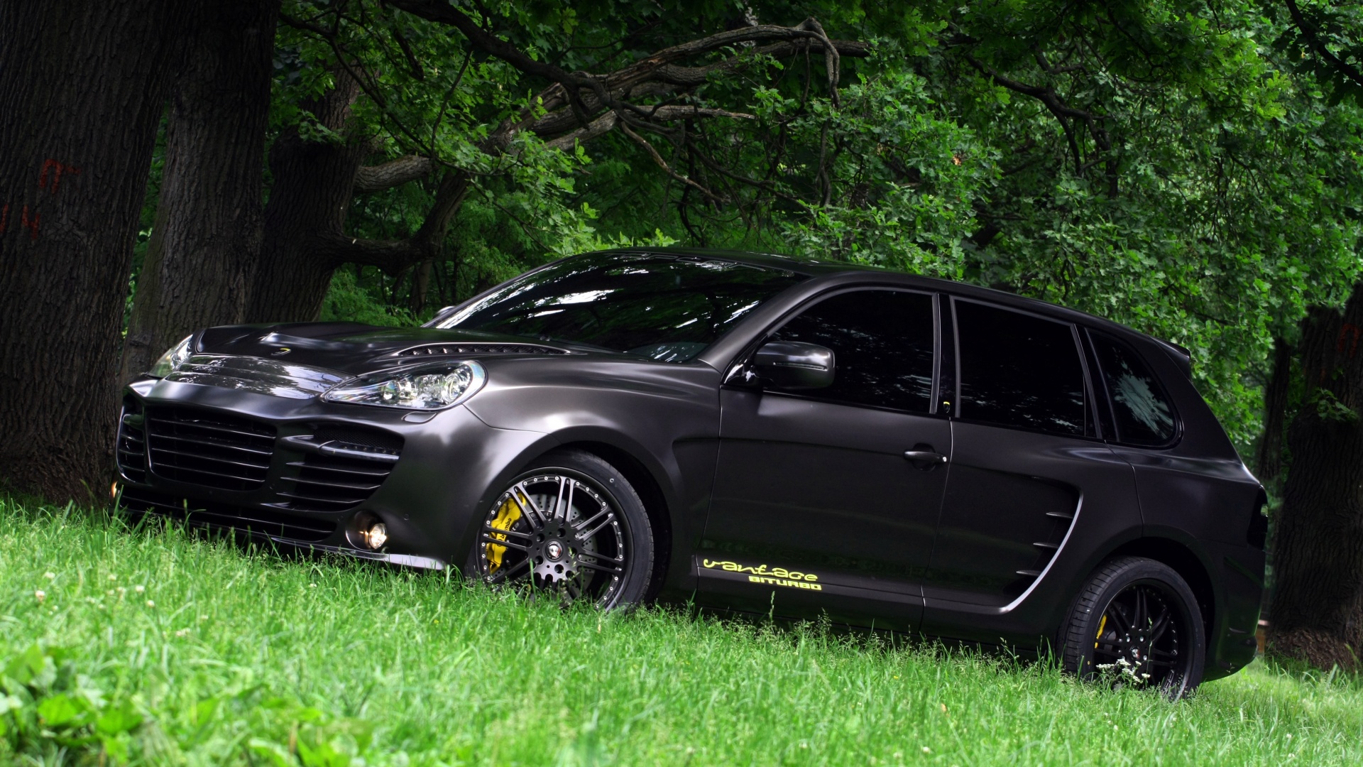 Концепт внедорожника в лесу обои