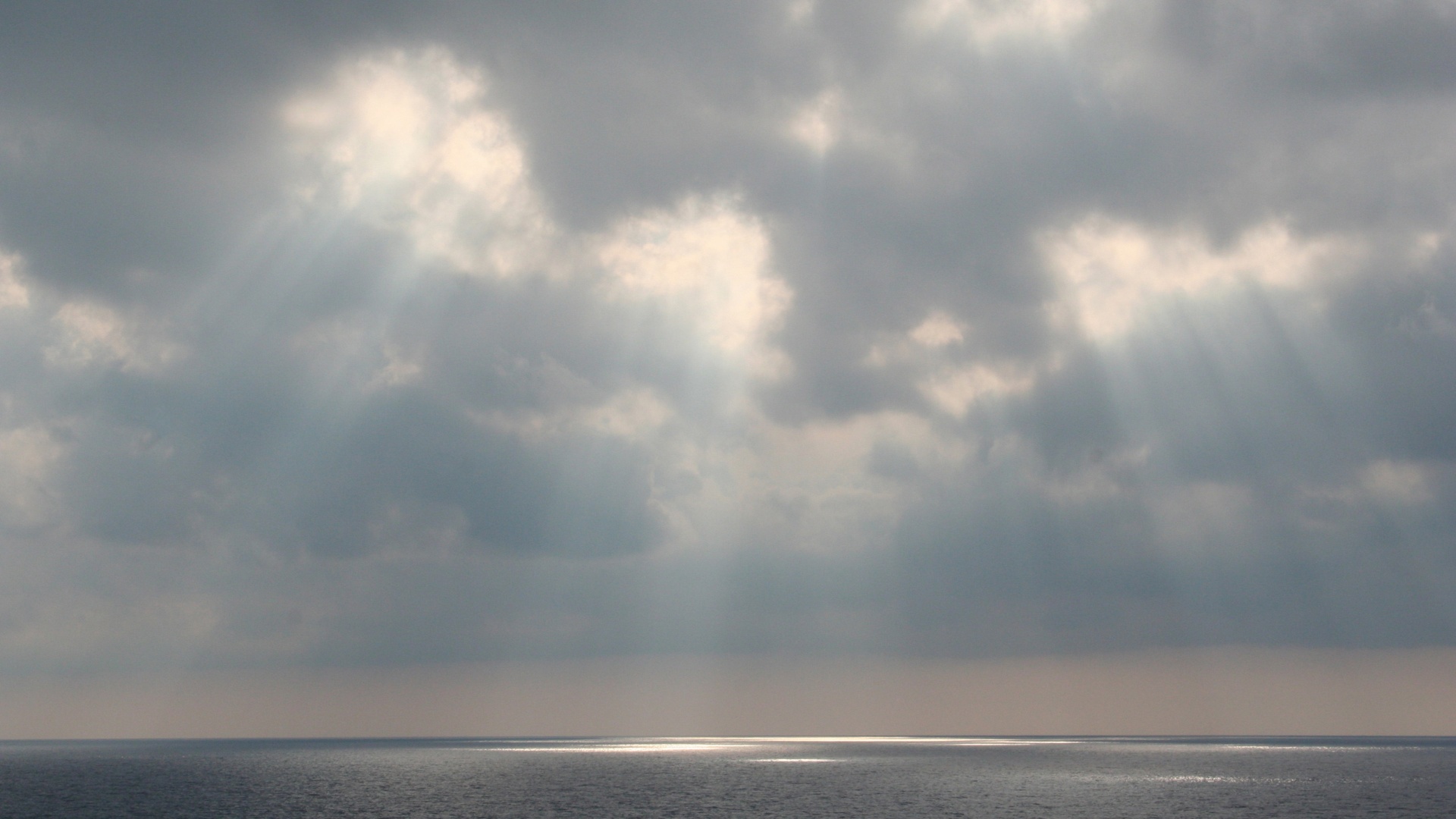 Свет на воде обои