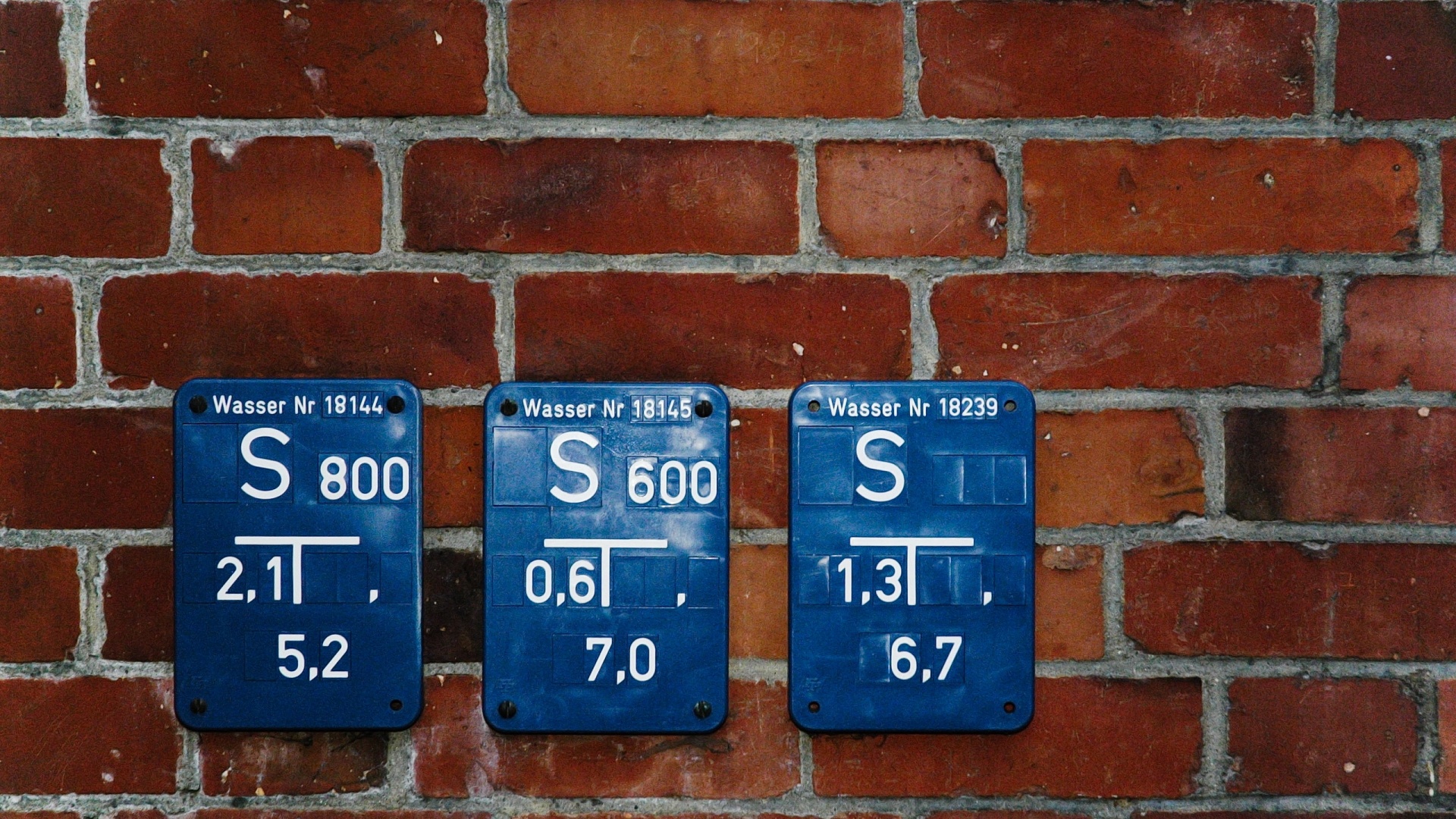 Стена с обозначениями обои