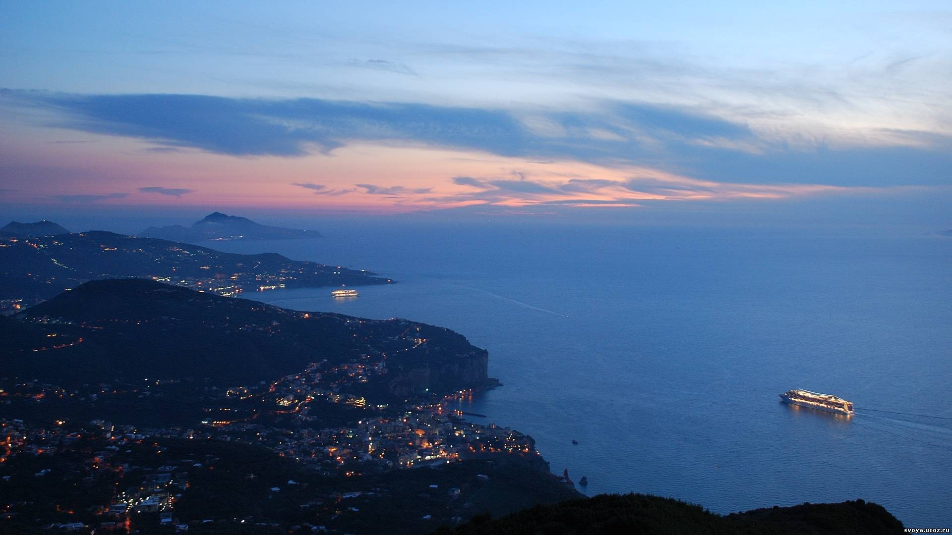 Городок у моря обои