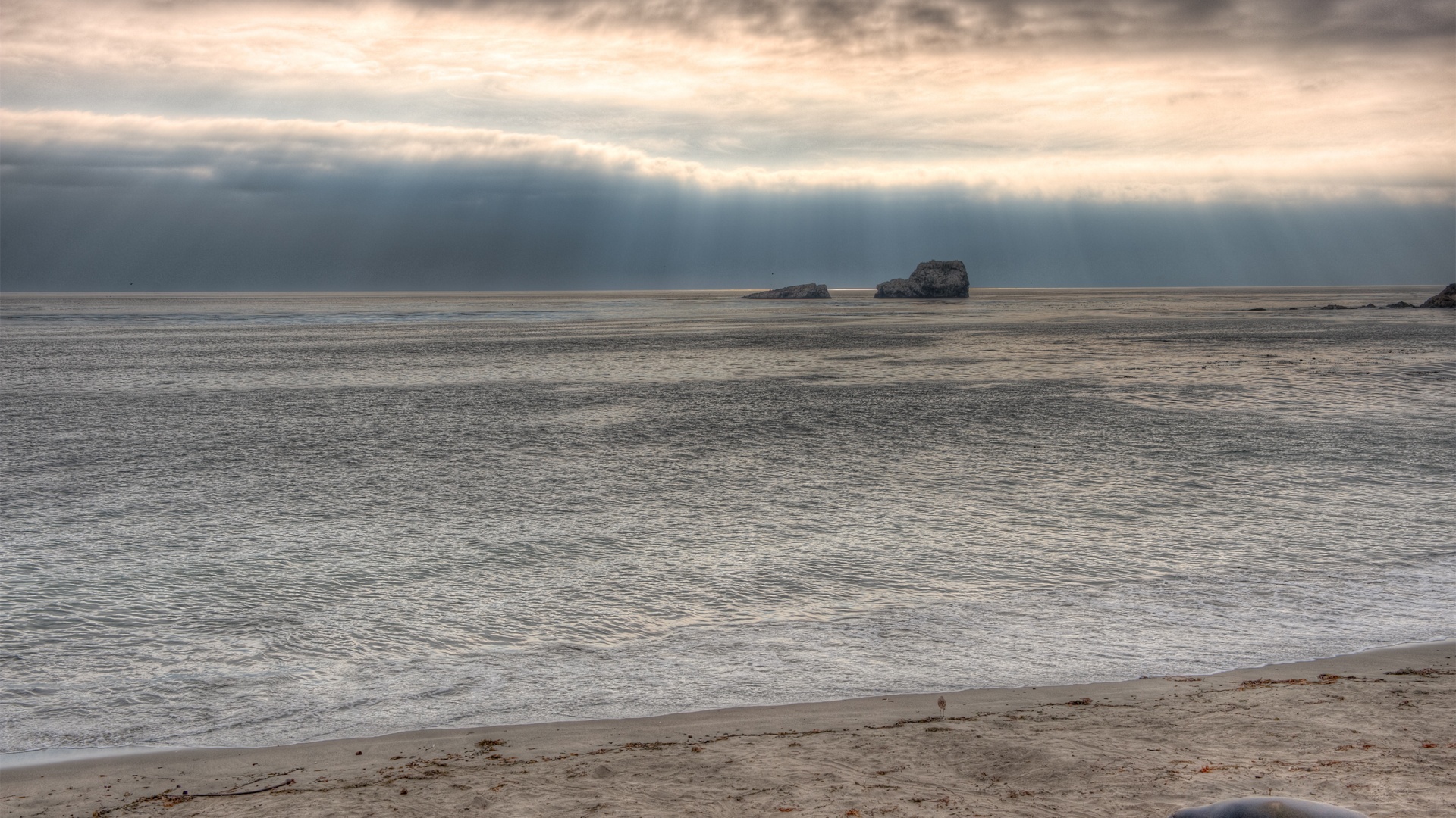 Пляж на фоне светящегосы неба обои