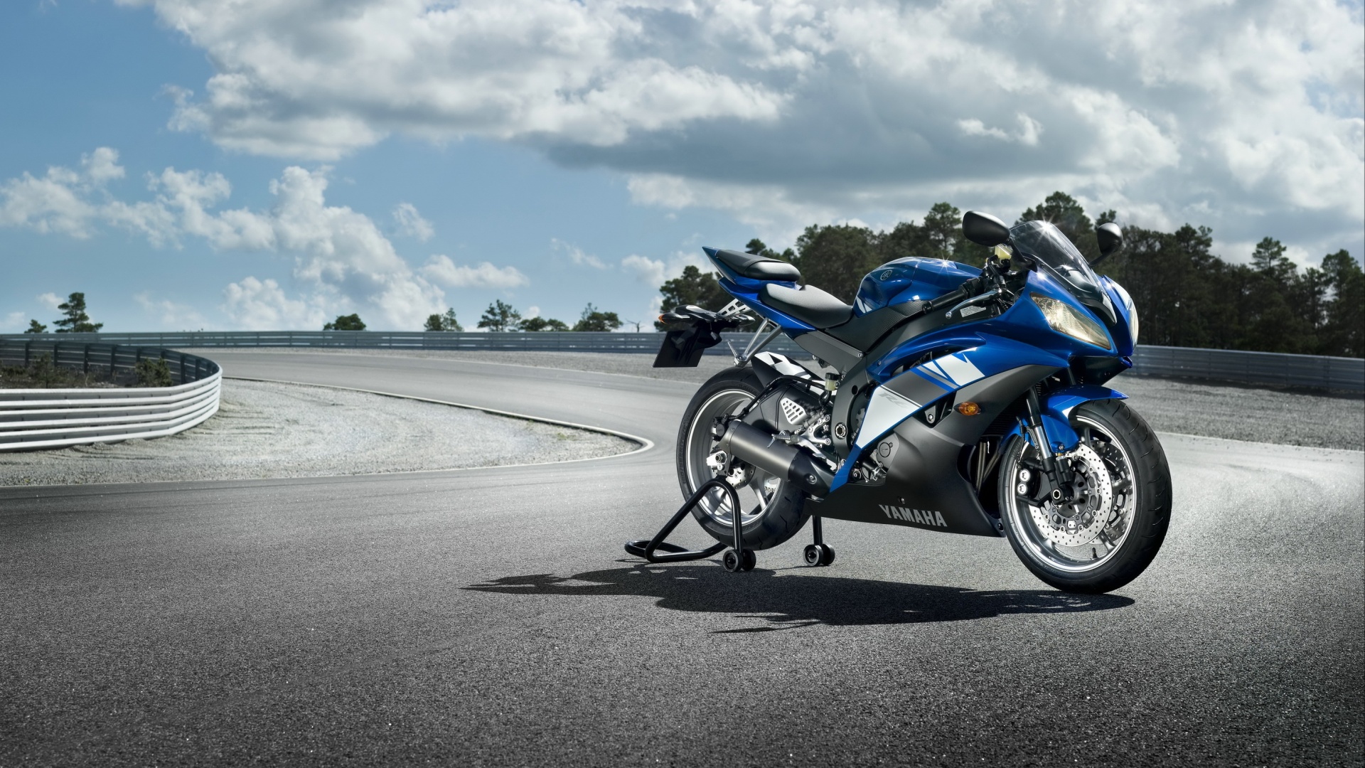 Yamaha R6 на трассе обои