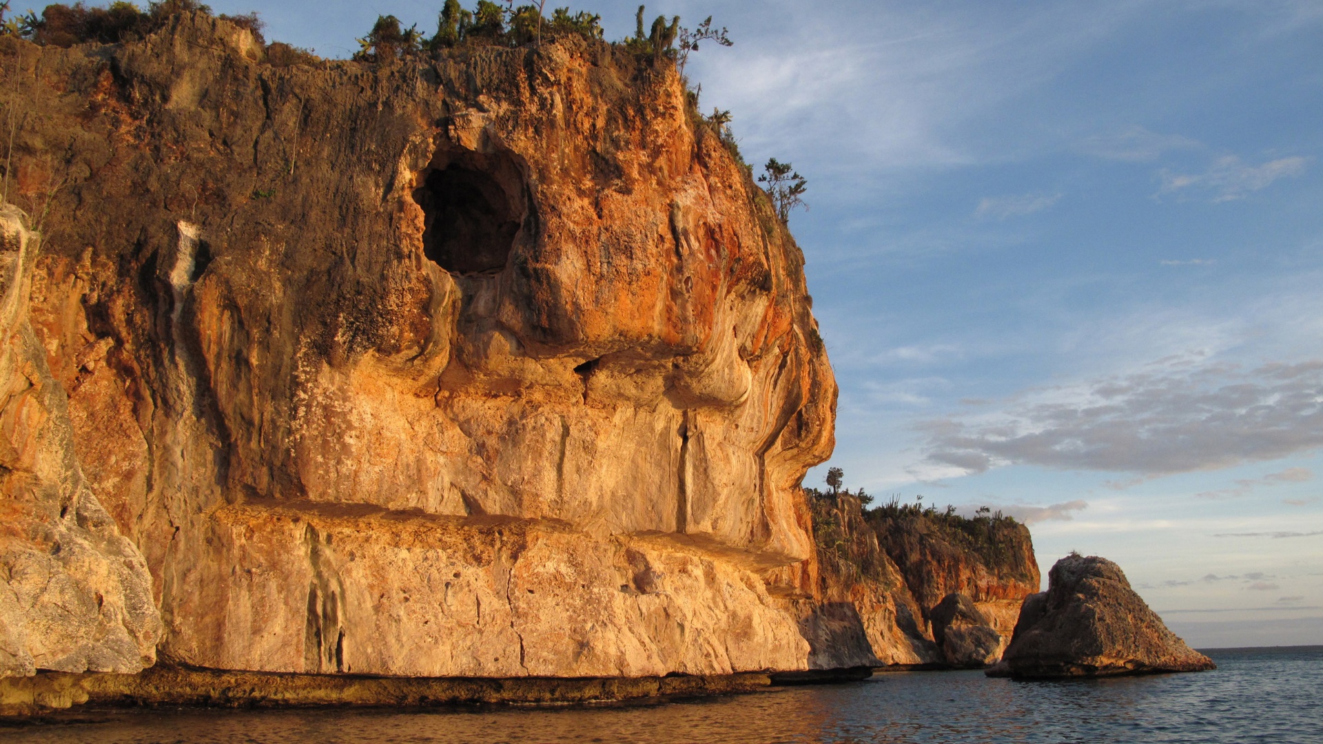 Пещера в скале над морем обои
