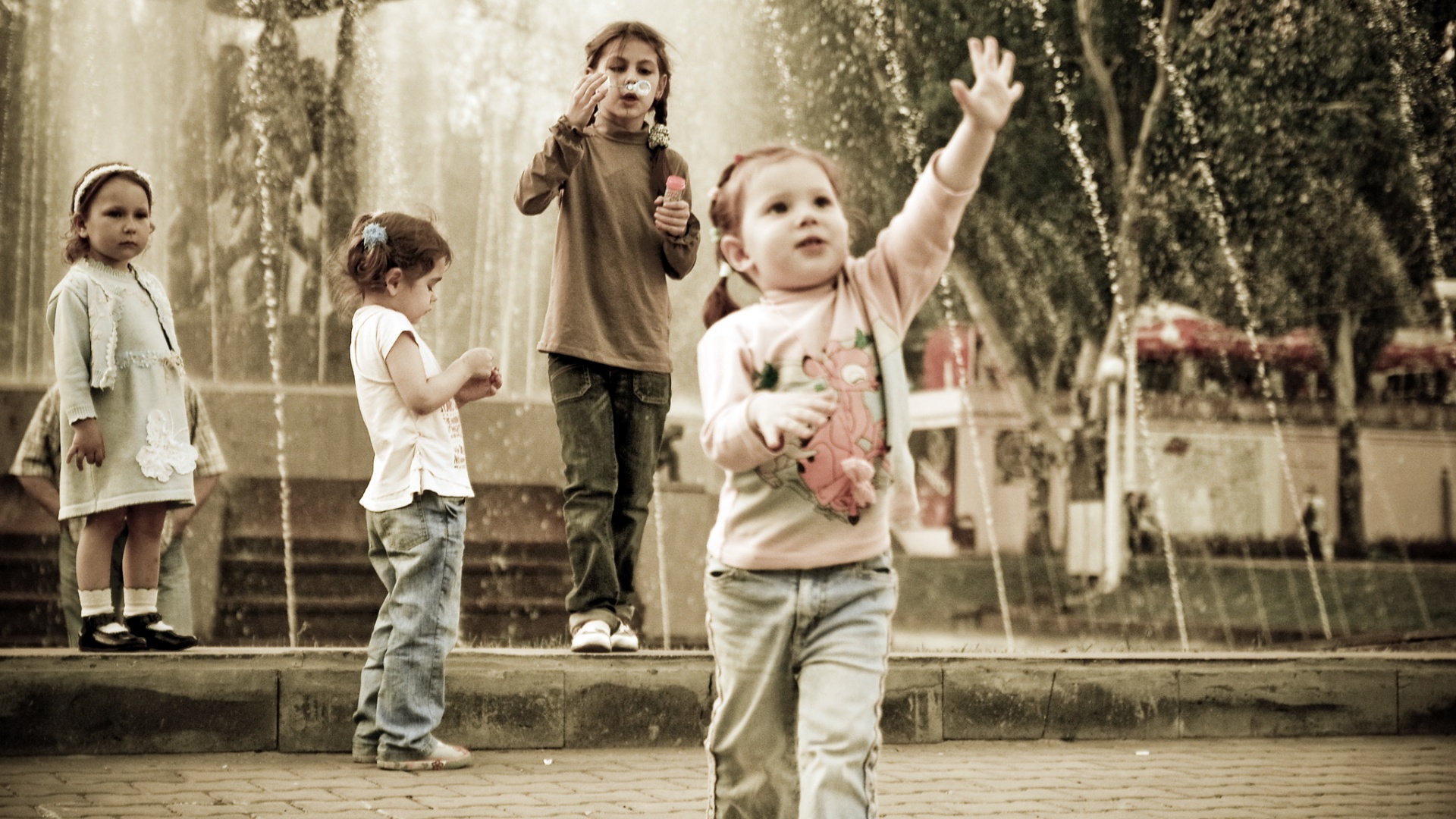 Дети у фонтана обои