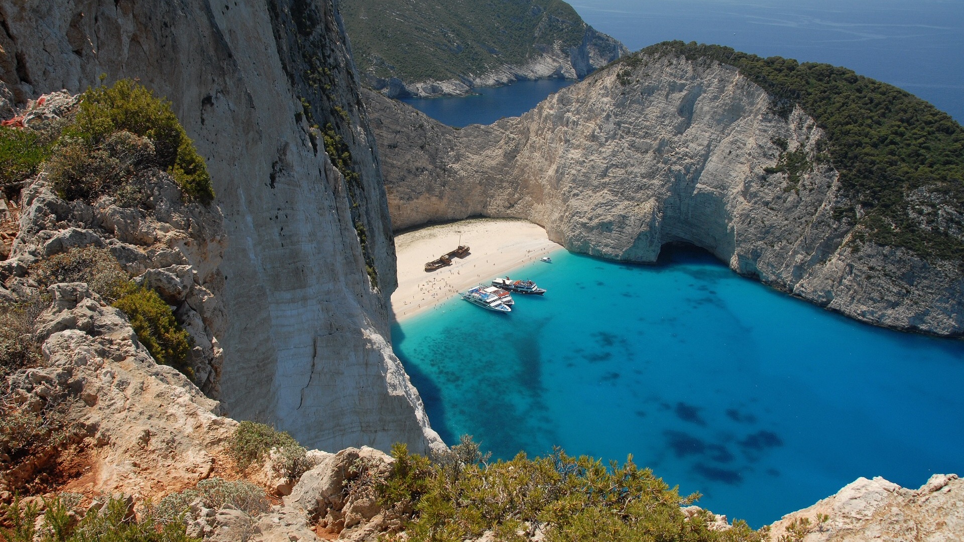 Яхты в бухте обои