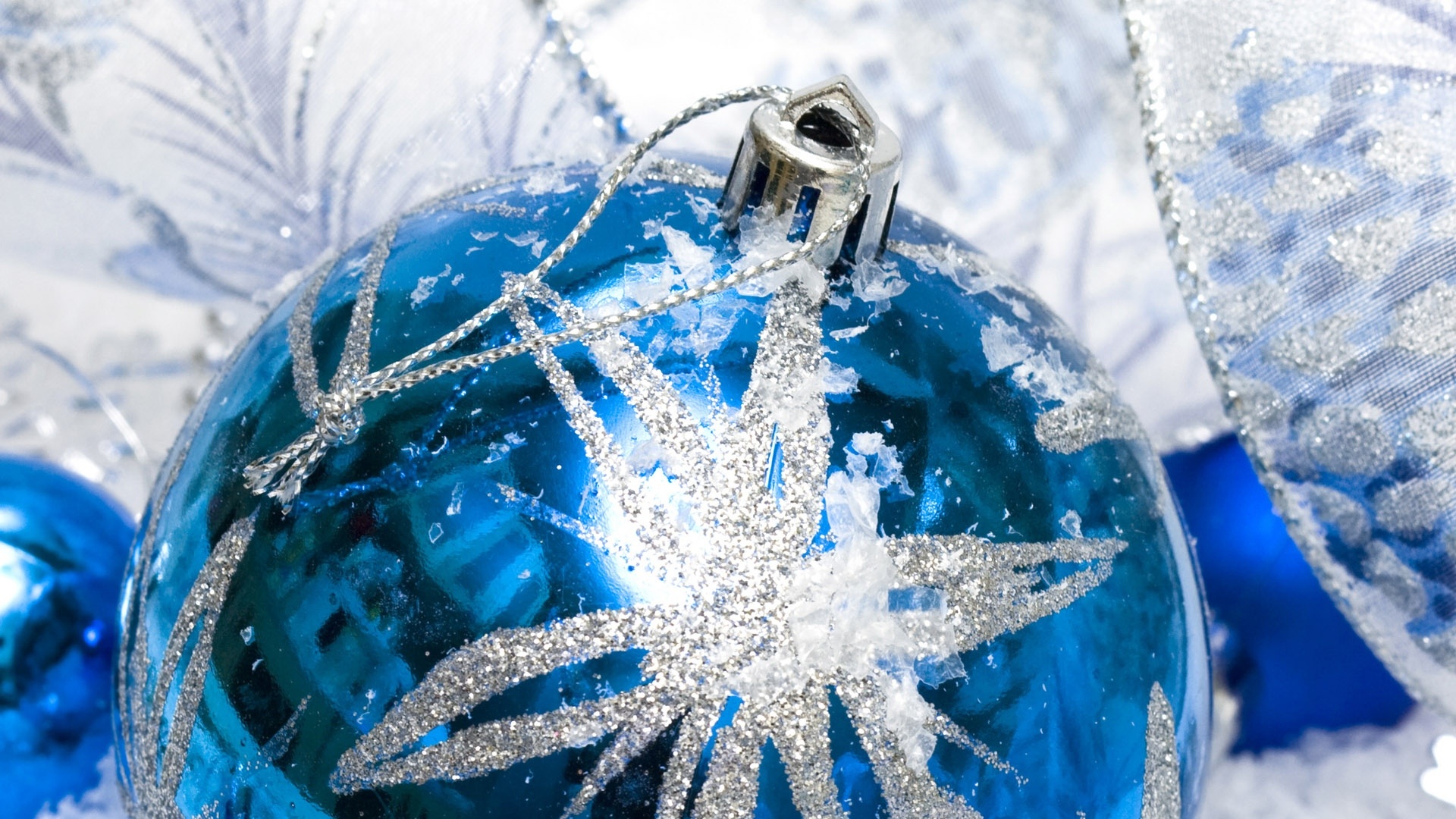 Синий елочный шар обои