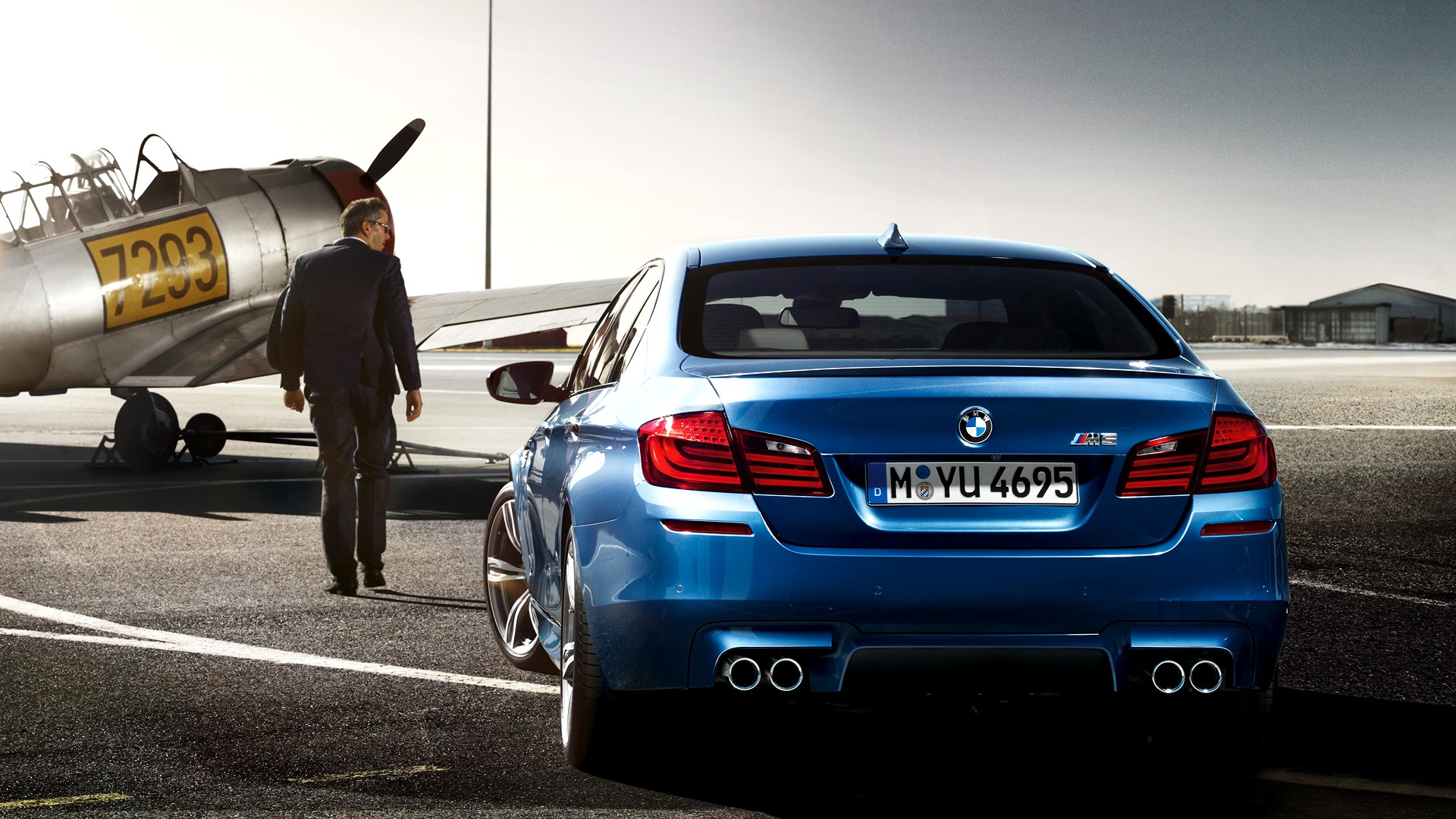 BMW F10 M5 на аэродроме обои