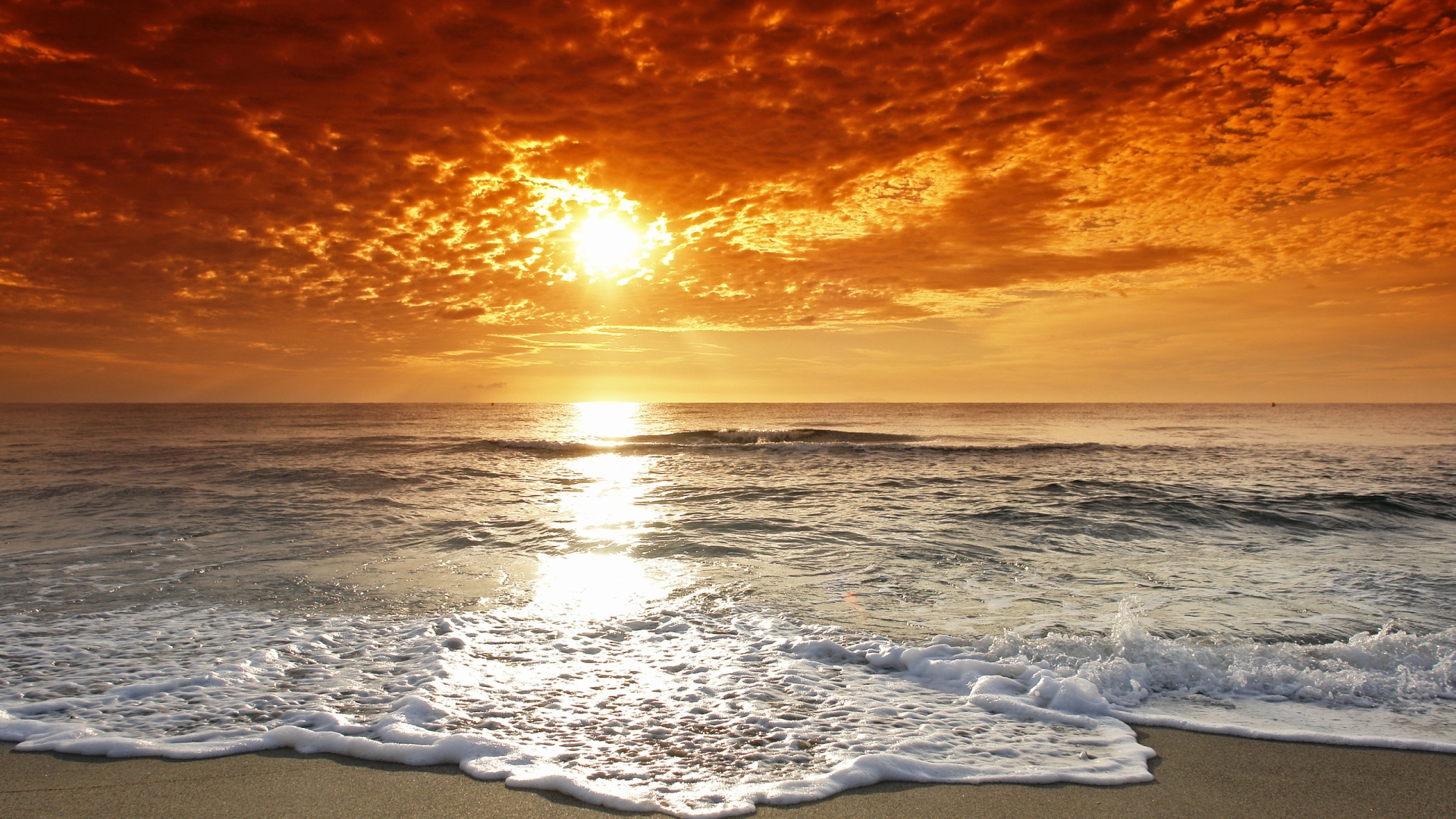 Берег моря в лучах заката обои