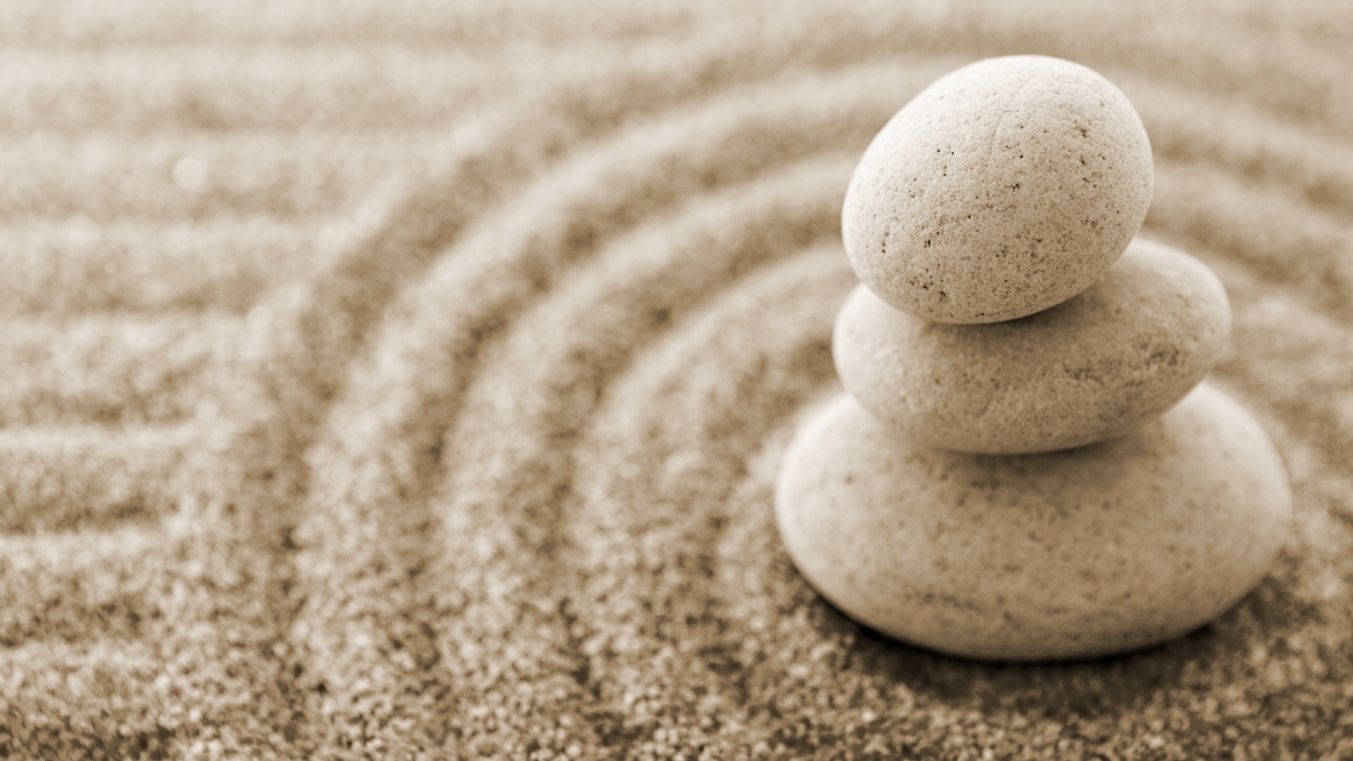 Пирамидка в саду камней обои