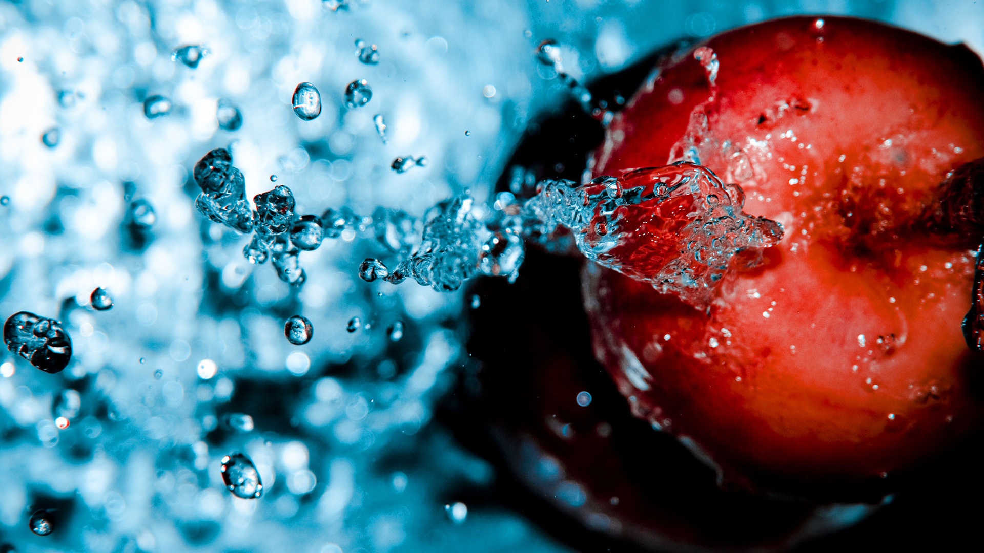 Брызги на яблоке обои