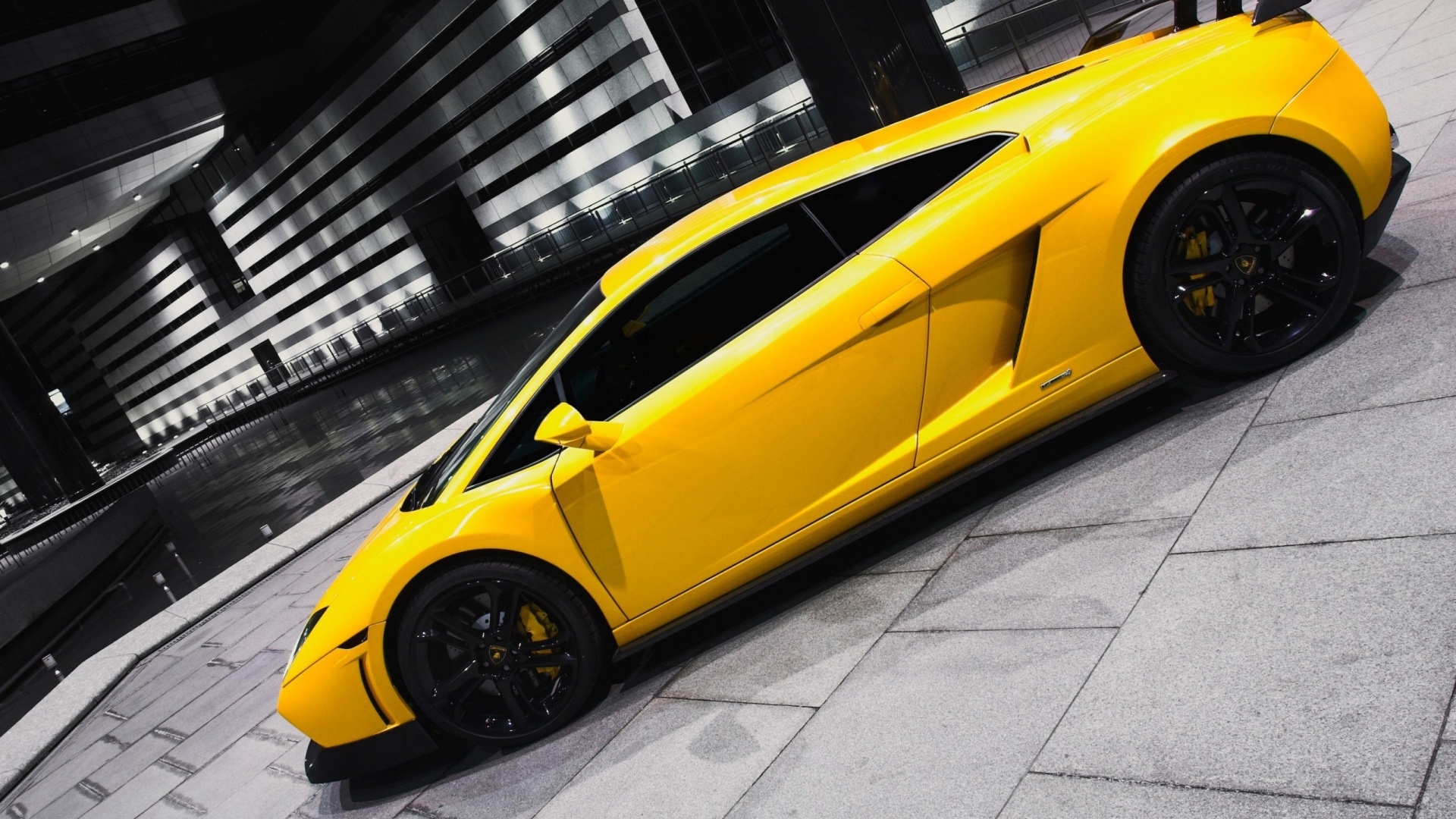 Желтая ламборджини в автосалоне обои