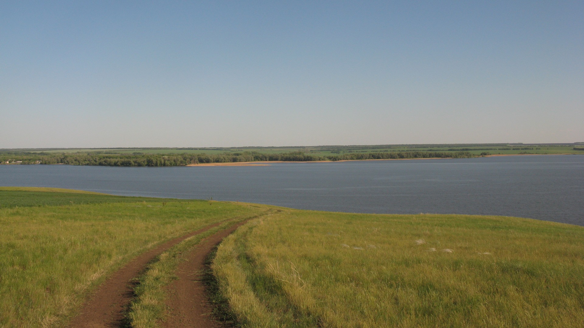 Дорога спускается к воде обои