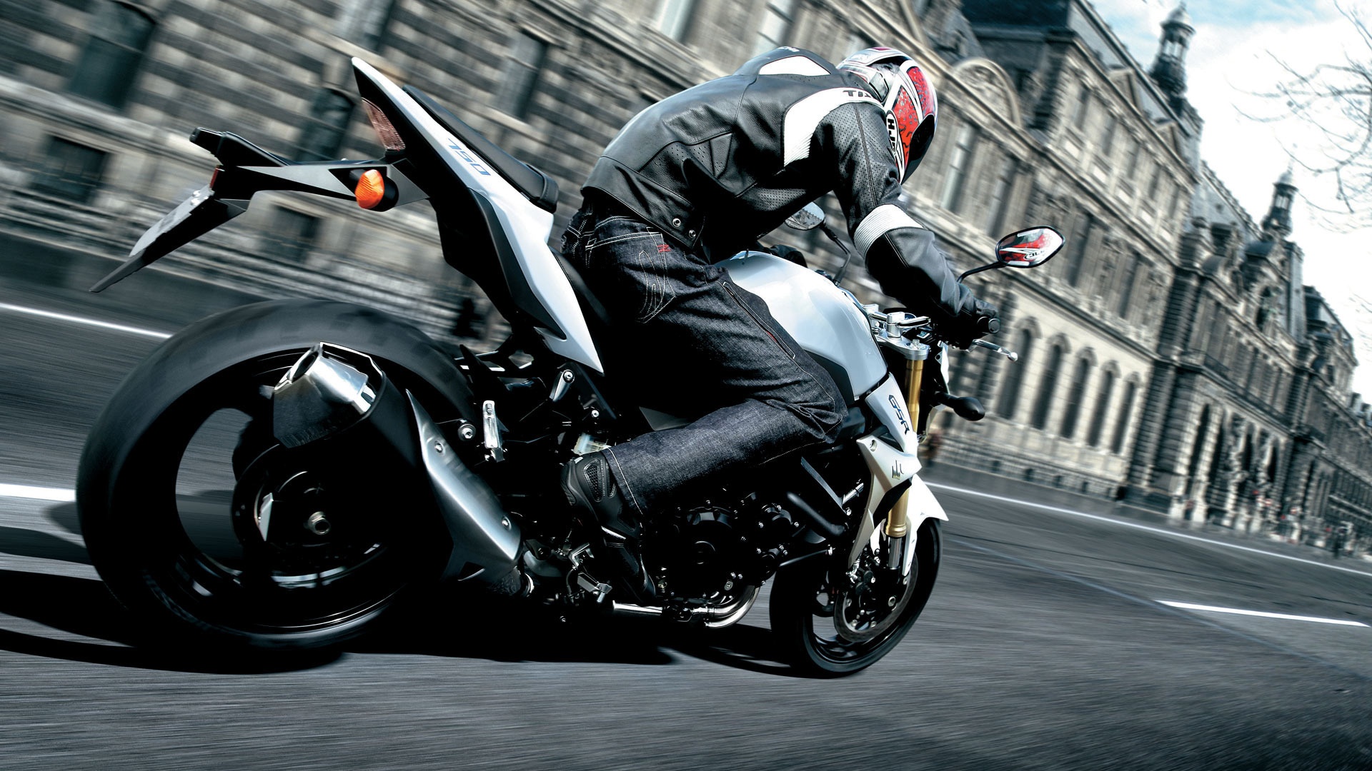 Мотоциклист мчится по городу обои