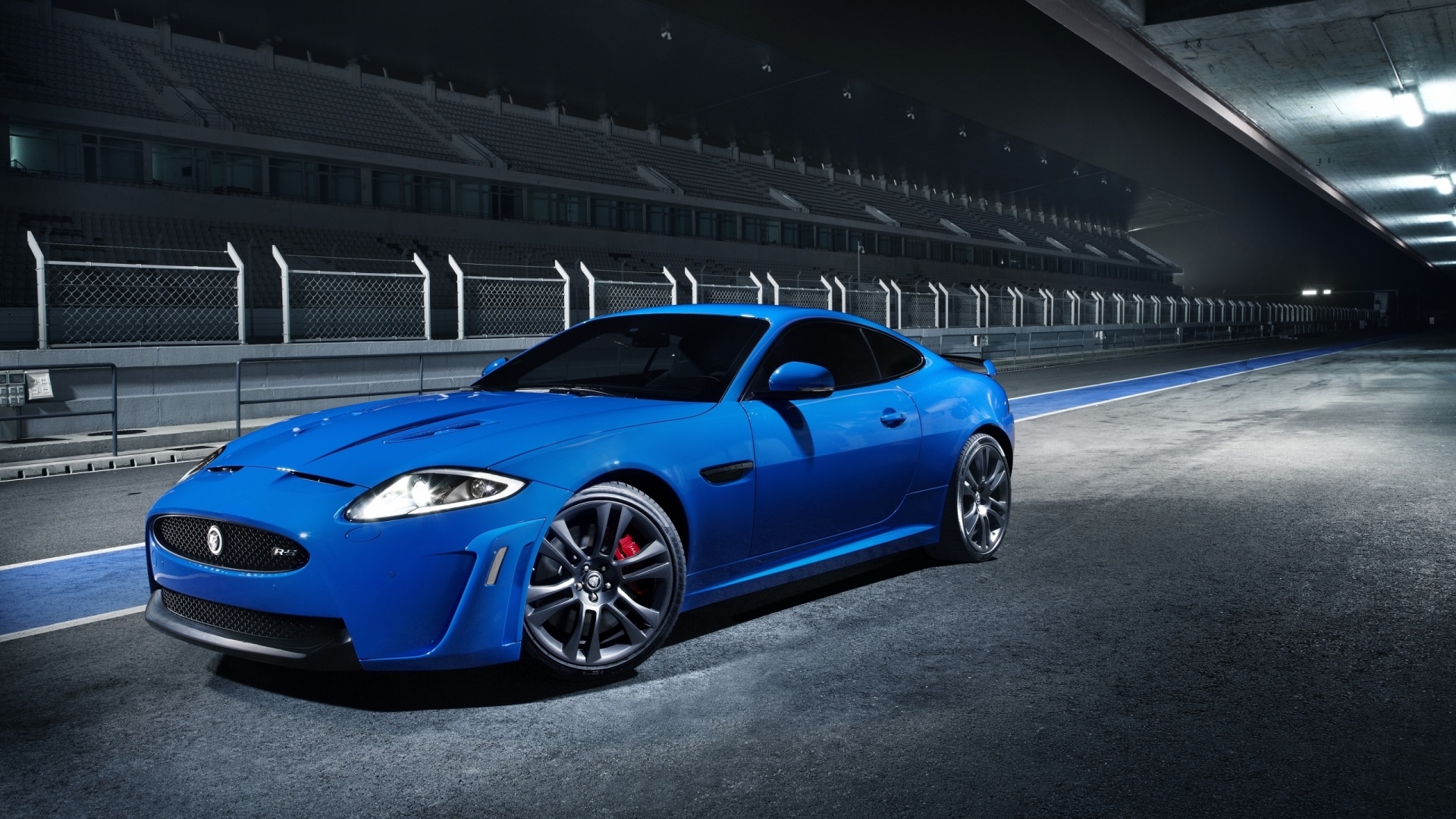 Синий спорткар на гоночном треке обои