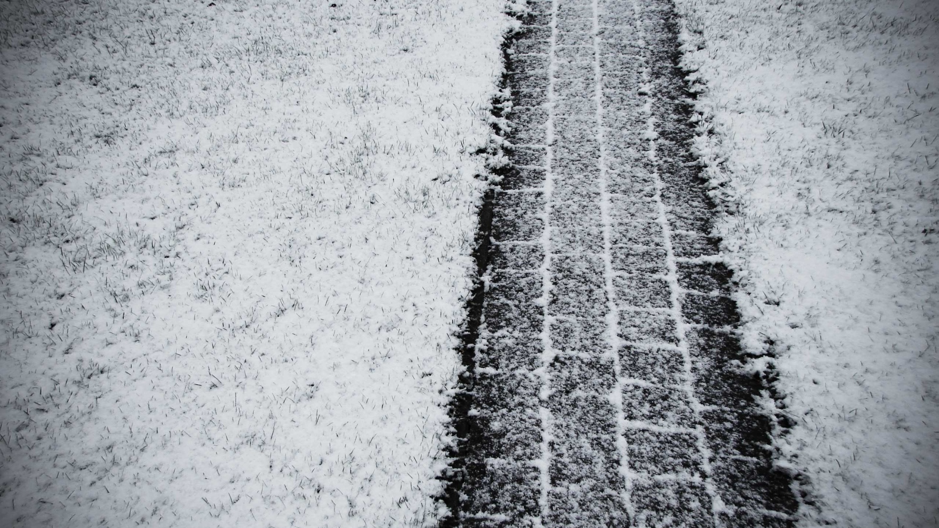 След покрышек в снегу обои