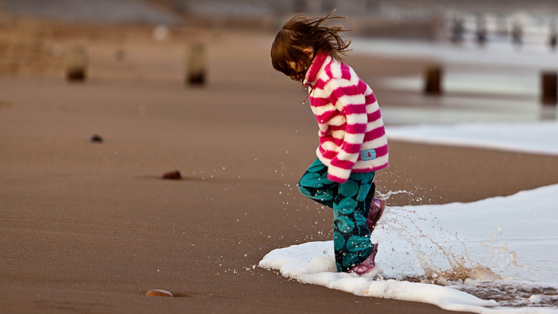 Ребенок и волна обои