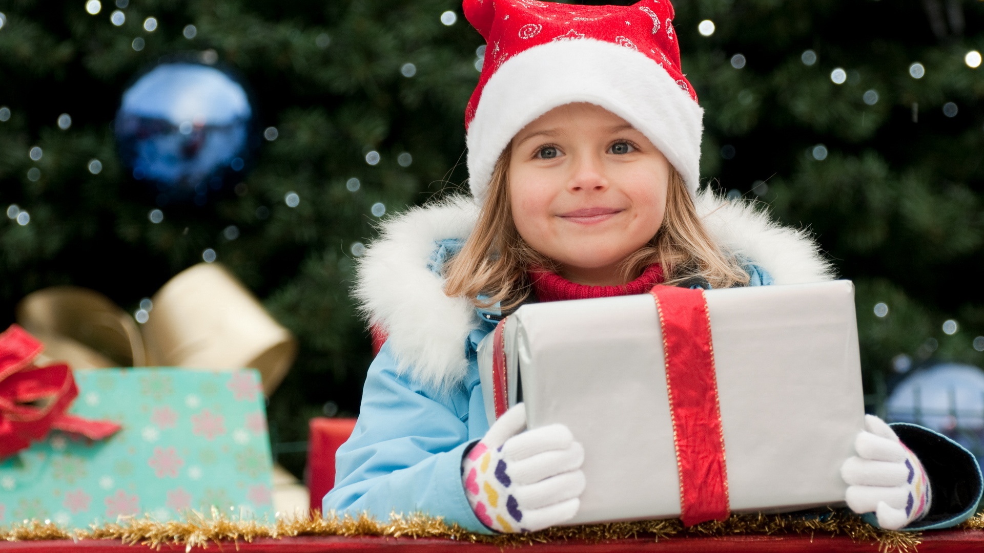 Ребенок с подарком обои