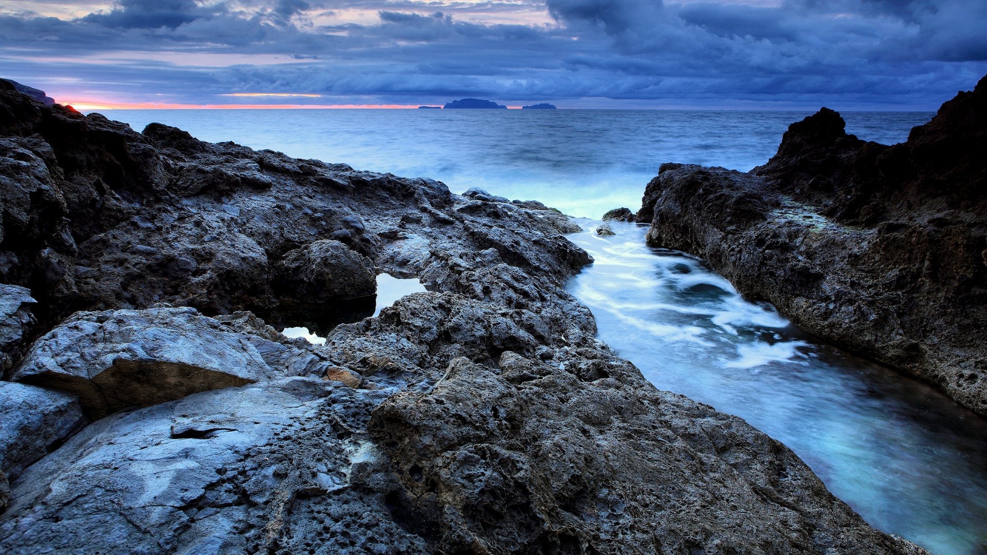 Река впадающая в море обои