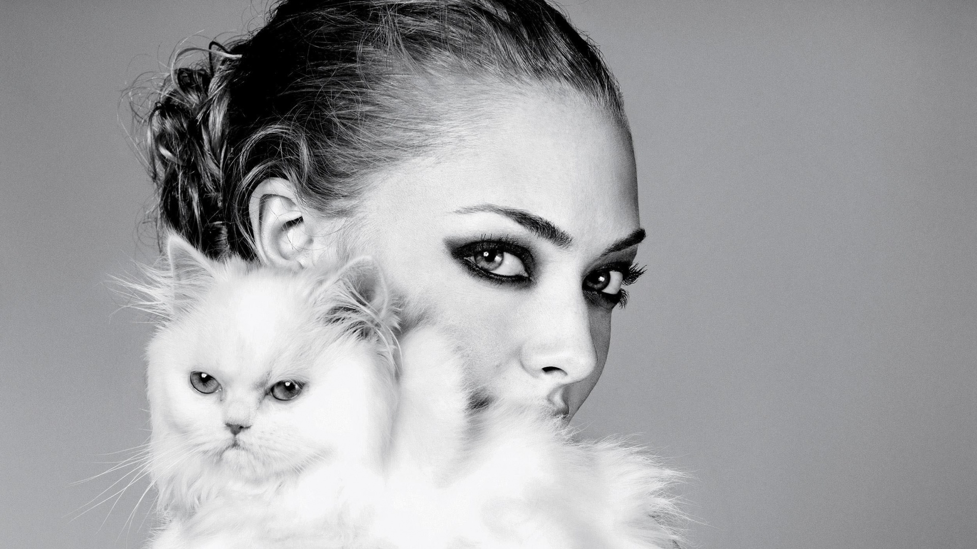 Девушка с кошкой обои