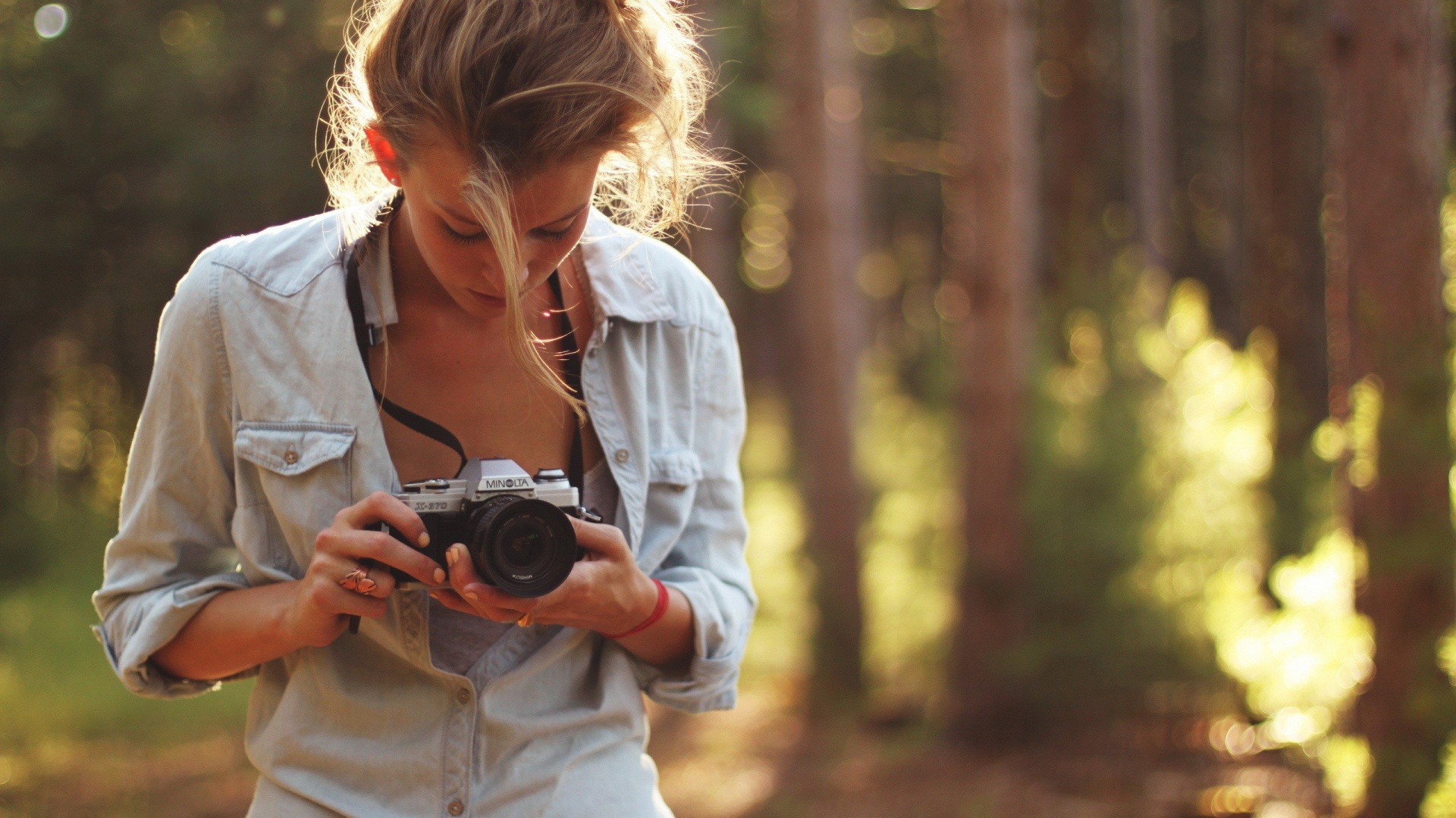 Девушка-фотограф обои
