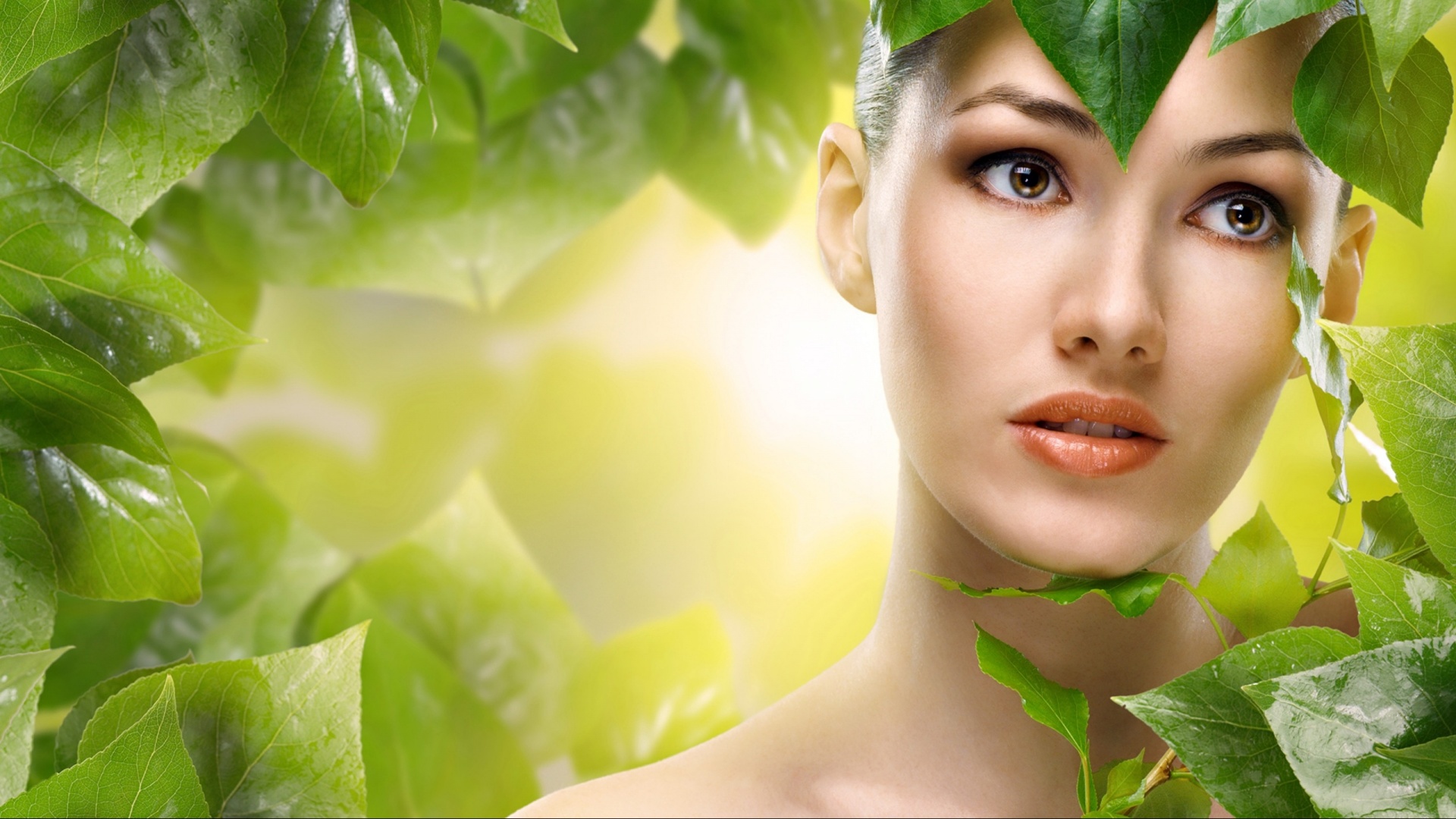 Девушка с зелеными листьями обои