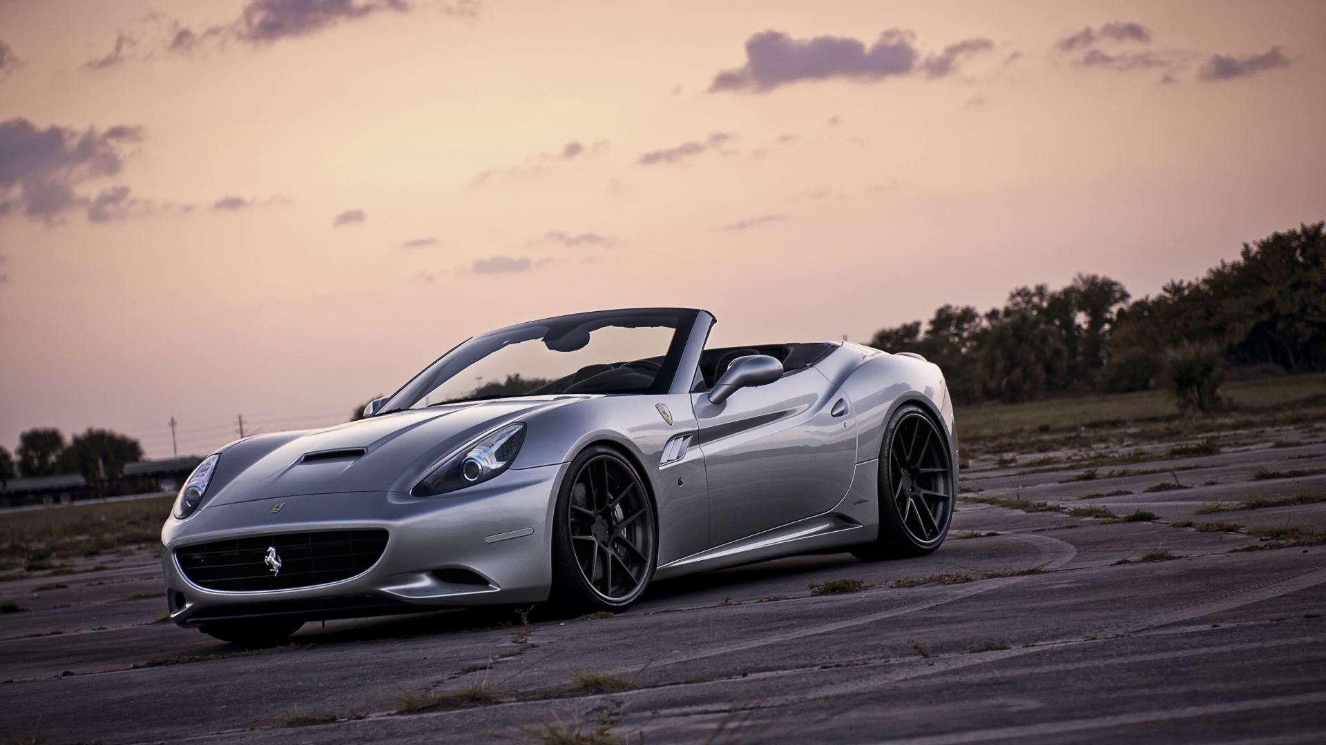 Ferrari на взлетном поле обои