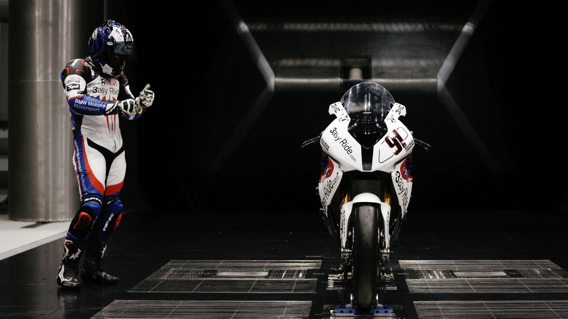 Мотоцикл на тестовом стенде обои