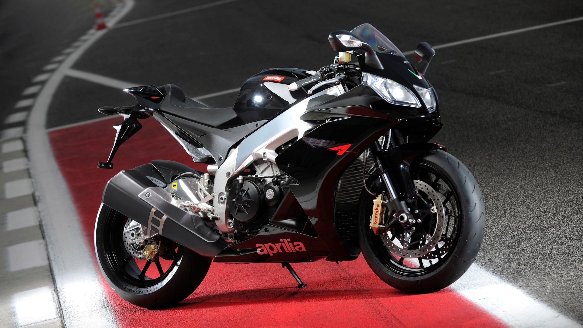 Aprilia на треке обои