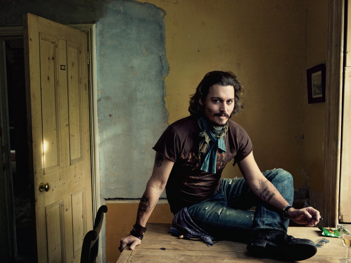 Джонни Депп на столе обои