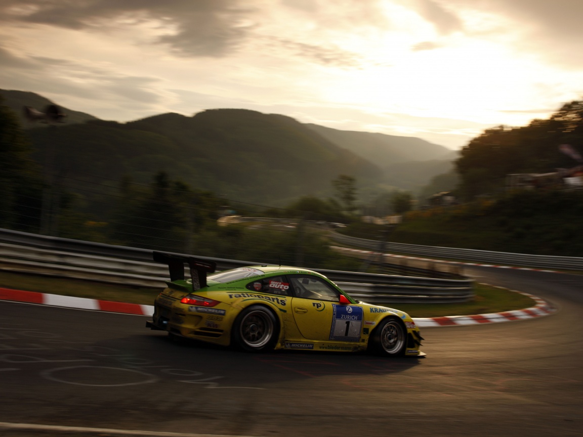 Гоночный Порше на треке обои