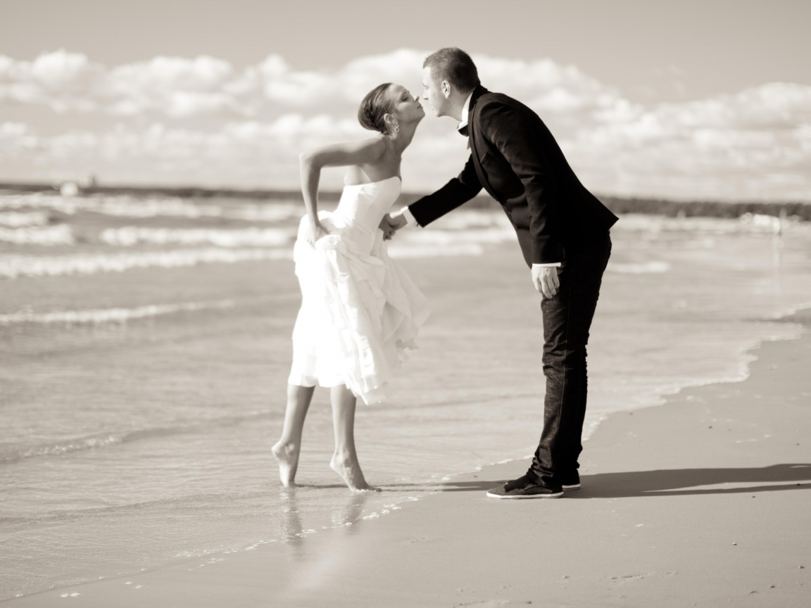 Поцелуй на пляже обои