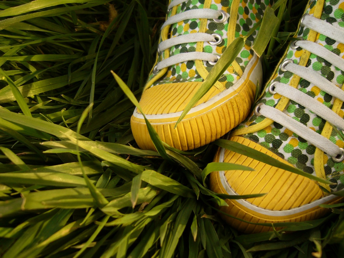 Желтые кеды в горошек обои