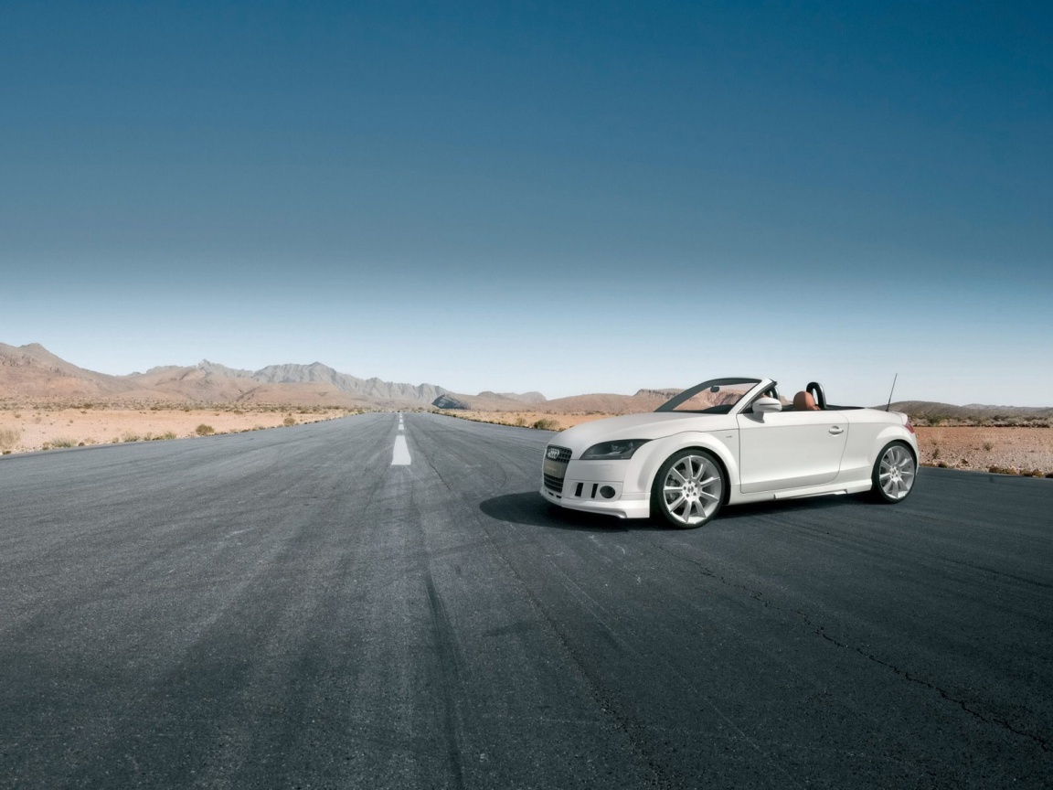 Кабриолет Ауди на пустынной дорге обои