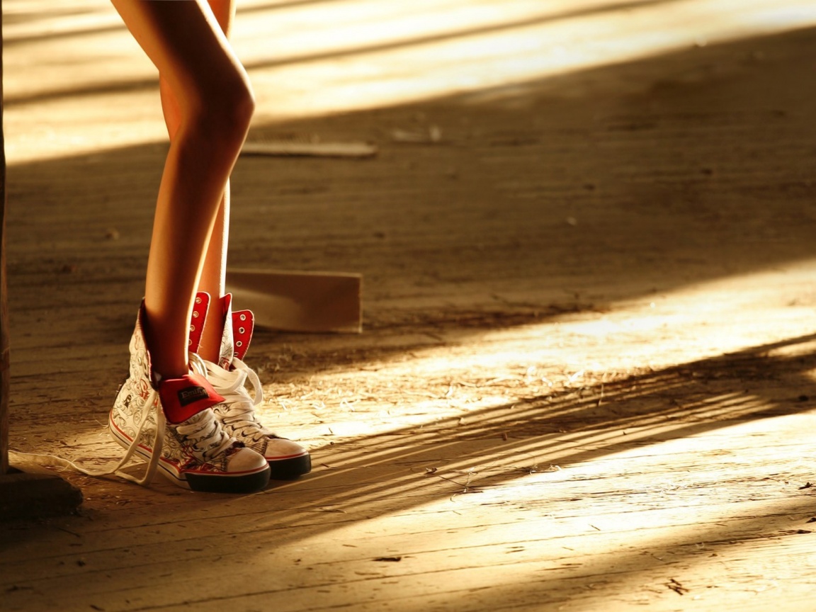 Ножки в кедах обои