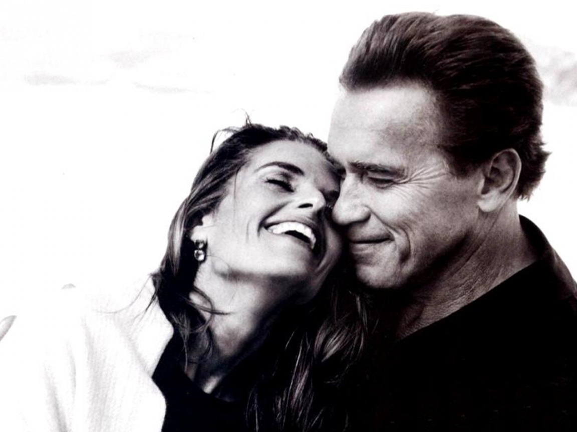 Арнольд Шварцнегер с девушкой обои