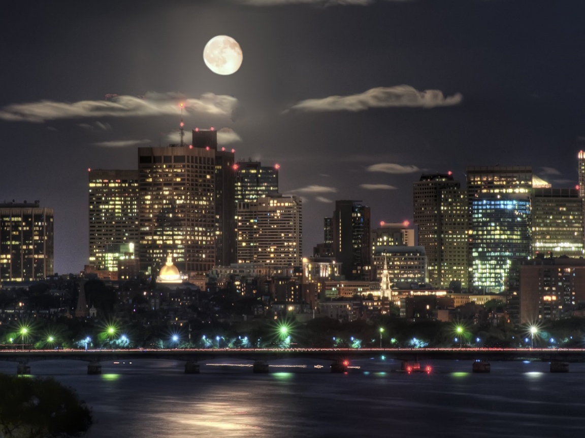 Луна над мегаполисом обои