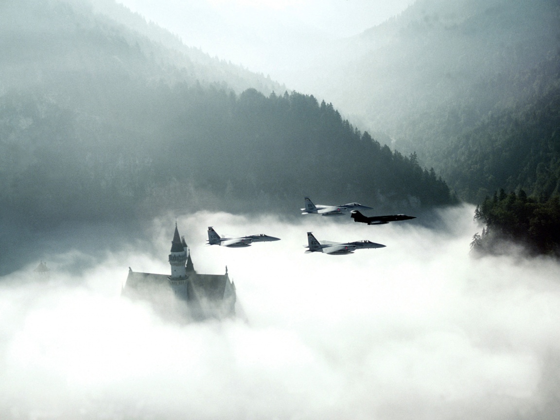 Истребители над замком обои