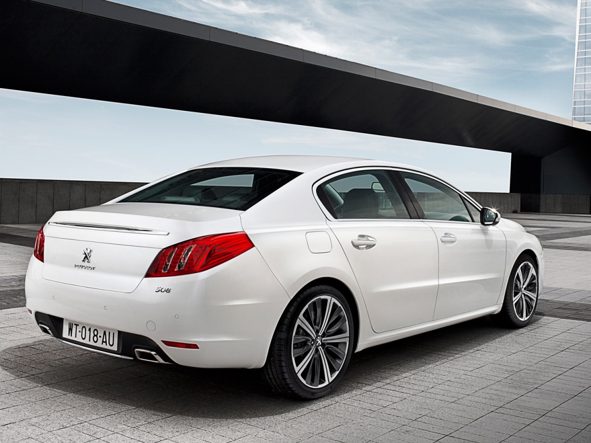 Пежо 308 на стоянке обои