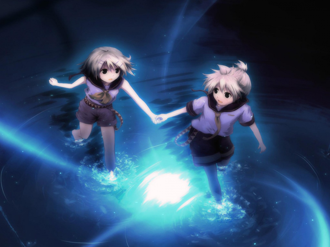 Девочки бегут по воде обои