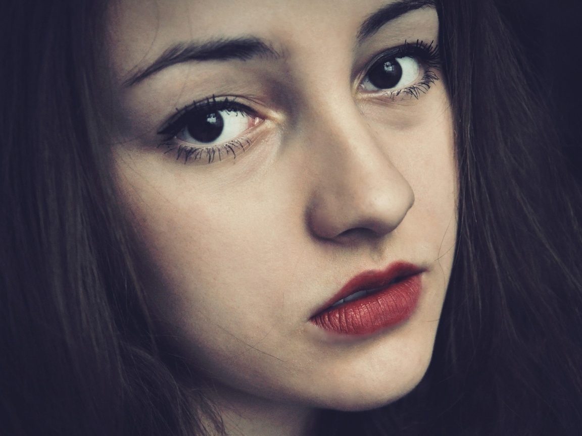 Брюнетка с ярким макияжем и печальным лицом обои