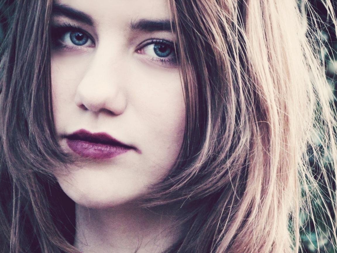 Взгляд голубоглазой девушки обои