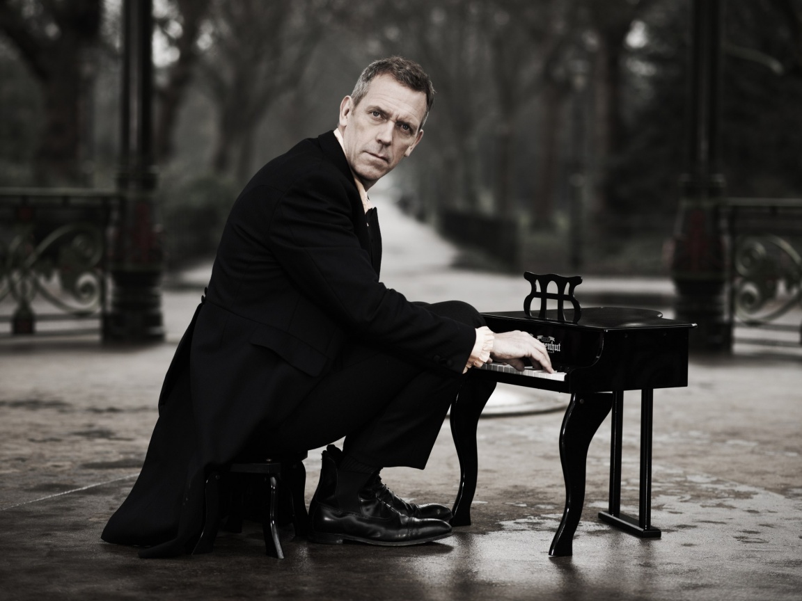 Хью Лори за маленьким роялем обои