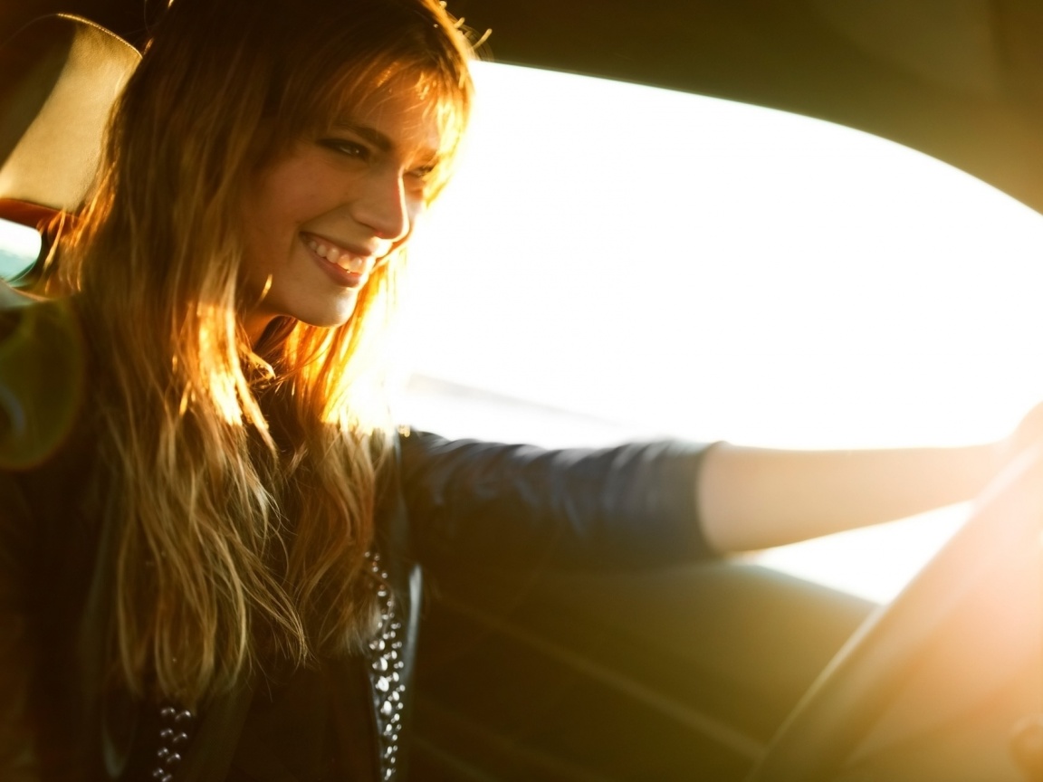 Девушка за рулем автомобиля обои