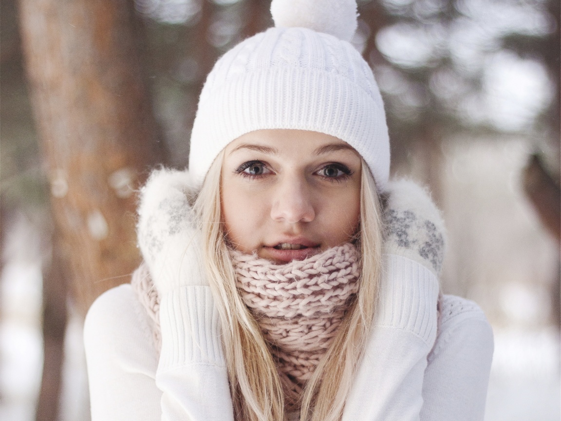 Девушка в белом в снежном лесу обои