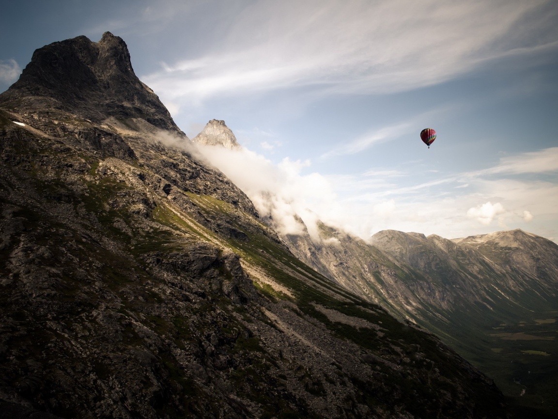 Воздушный шар в горах обои
