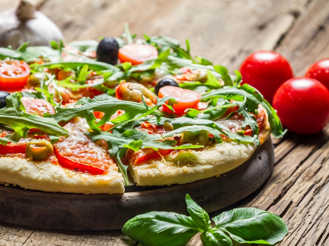 Свежая пицца с рукколой обои