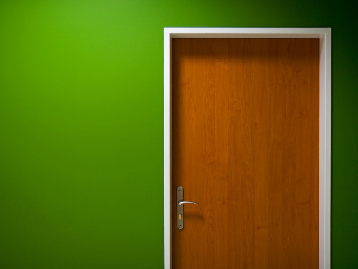 Дверь в стене обои