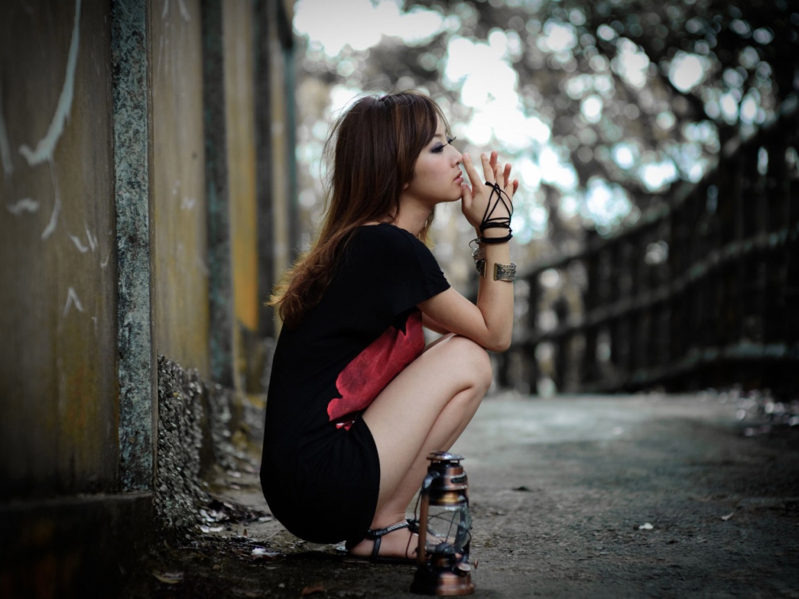 Японская девушка и масляный фонарь обои