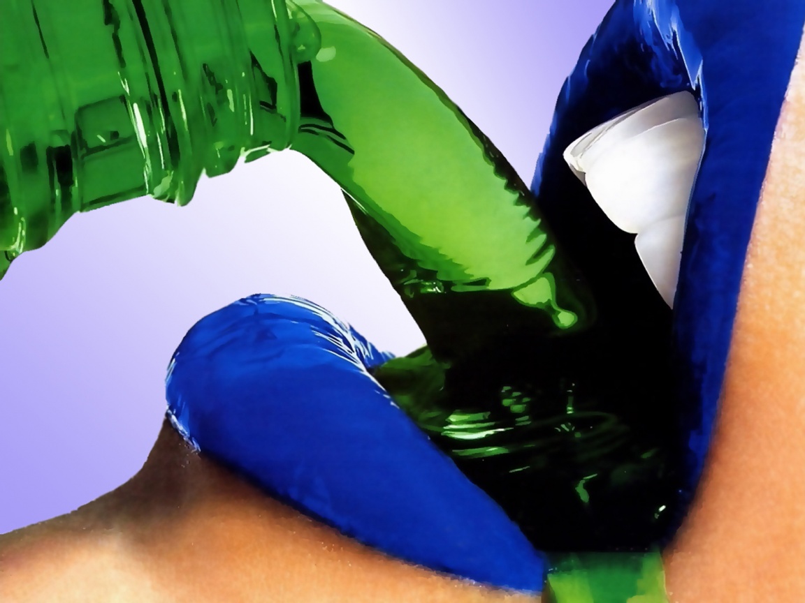 Пьющая девушка обои